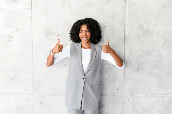 Eine Strahlende Afroamerikanische Geschäftsfrau Streckt Einen Doppelten Daumen Die Höhe lizenzfreie Stockbilder