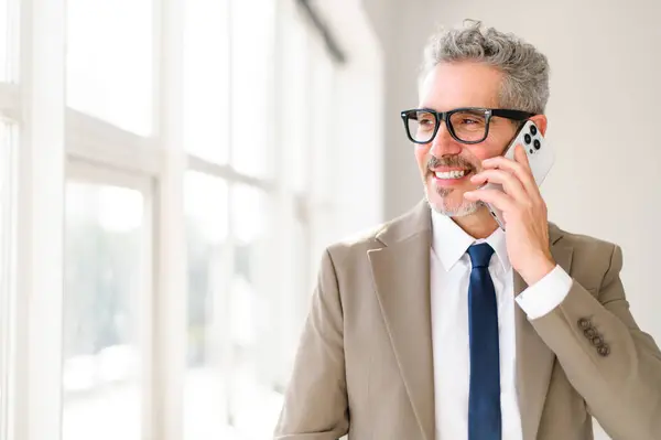 Alegre Hombre Negocios Los Años Hablando Teléfono Inteligente Comportamiento Agradable — Foto de Stock