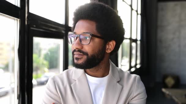 Brazylijski Biznesmen Okularach Afro Fryzury Patrzy Zewnątrz Inspirowane Następnie Zamienia — Wideo stockowe