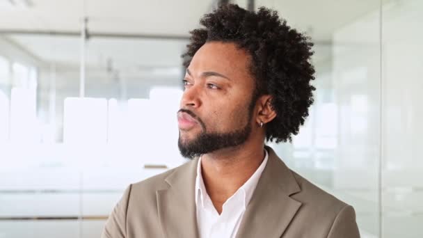 Empresário Afro Americano Carismático Com Sorriso Amigável Está Ambiente Escritório — Vídeo de Stock