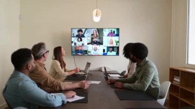 Ekip bir ekran ekranı ile sanal bir toplantıya katıldı, hem uzak katılımcıları hem de meslektaşları sorunsuz bir şekilde etkileşime geçerek, modern teknolojinin çalışma alanlarına entegrasyonunu gösterdi.
