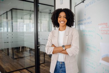 Modern bir ofisteki çeşitli profesyoneller, başarıyı gülümseyerek ve kurumsal liderlik ve başarıyı somutlaştırarak kutluyor. Güçlendirme, güven ve iş büyümesini temsil eder