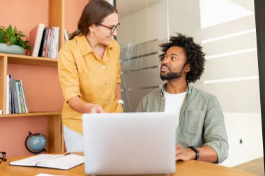 Detayları gözden geçiriyorum. Bir grup kendine güvenen iş adamı ofiste vakit geçirirken bir şeyler tartışıyorlar. Erkek ofis çalışanı görevleri tartışırken meslektaşına bakıyor
