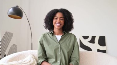 Parlak bir gülümsemeyle, bu Afrikalı-Amerikalı kadın çevrimiçi bir konferansa katılıyor, özenli bir katılımcı gibi sanal bir toplantıya katılıyor, dikkatle dinliyor ve başını sallıyor.