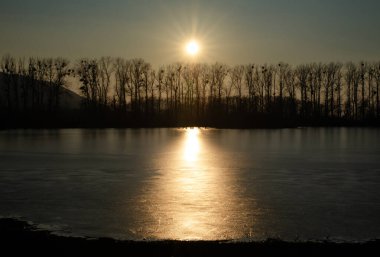 Gölün üzerinde güzel bir gün batımı