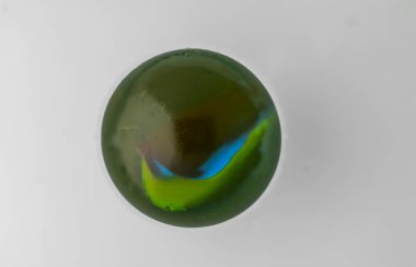 Beyaz arkaplanda mermer bilyeler