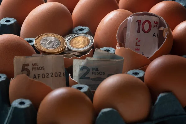 Münzen Und Kolumbianisches Geld Eiern — Stockfoto