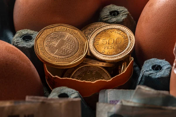 卵のコインとコロンビアのお金 — ストック写真