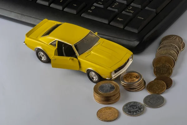Gele Speelgoedauto Munten Witte Achtergrond Bedrijfs Financieringsconcept — Stockfoto