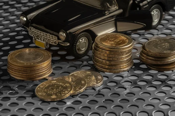 Mobil Mainan Hitam Dan Koin Dengan Latar Belakang Putih Konsep — Stok Foto