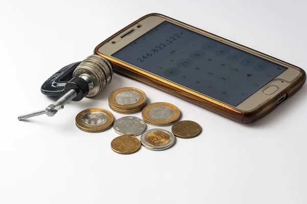 Ponsel Dengan Koin Pada Latar Belakang Putih Menutup Foto — Stok Foto