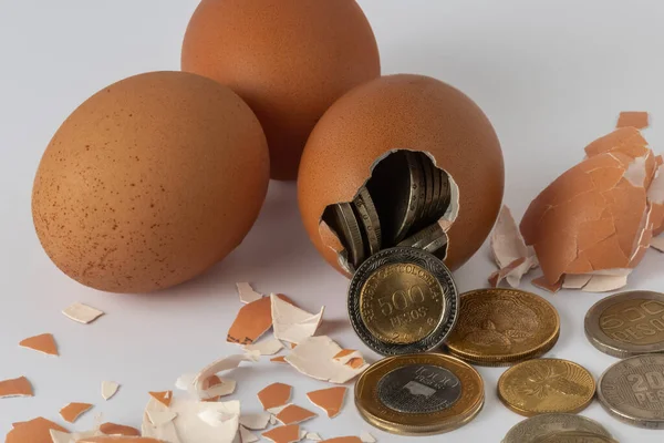 Huevos Monedas Sobre Fondo Blanco Concepto Crisis Financiera —  Fotos de Stock