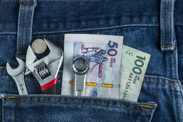 ポケットの中に様々なツールやコロンビアペソ紙幣 — ストック写真