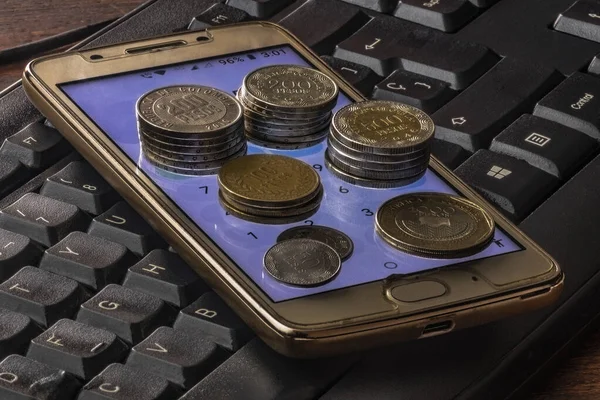 Munten Het Toetsenbord Van Een Smartphone Zakelijk Concept Colombiaanse Geld — Stockfoto