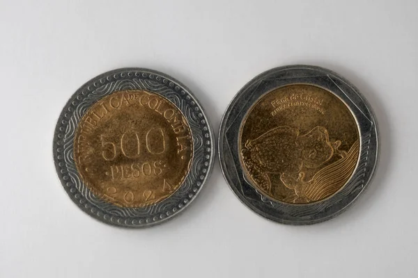 Moneda 500 Pesos Colombianos Sobre Fondo Blanco —  Fotos de Stock