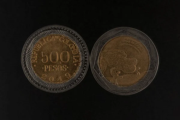 Pièce 500 Pesos Colombiens Sur Fond Blanc — Photo
