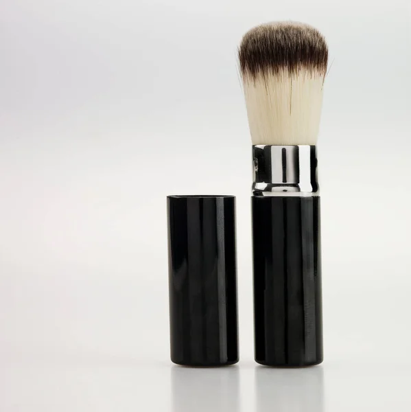 Makeup Borste Och Pulver Isolerad Vit Bakgrund Med Klippning Väg — Stockfoto