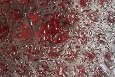 Bardağa yakın plan su damlatıyor.