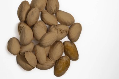 pistachos en fondo blanco