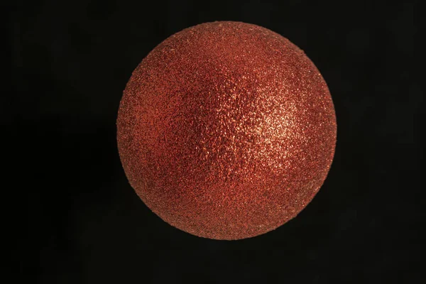 背景がぼやけている赤いクリスマスボール — ストック写真
