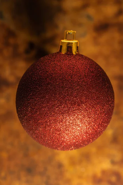 Κόκκινη Χριστουγεννιάτικη Μπάλα Φόντο Θαμπάδα — Φωτογραφία Αρχείου
