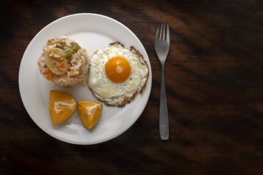 Turuncu sebzeli pilav ve sahanda yumurta.