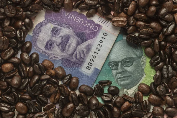 Geröstete Kaffeebohnen Kolumbianische Pesos Stockfoto