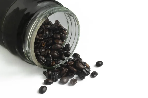 白い背景のガラス瓶のコーヒー豆 — ストック写真