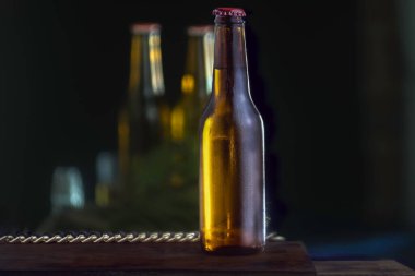 Arka planı bulanık bira şişesi.: