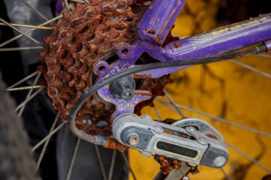 Arka bisiklet tekerleğinin mekanik yapısı