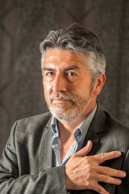 Göğüs ağrısı olan yaşlı bir adamın yakın çekimi. Etkilenmiş bölgede elleri var.