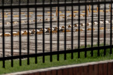 Kentsel dokular: Asfalttaki metal çubuklar