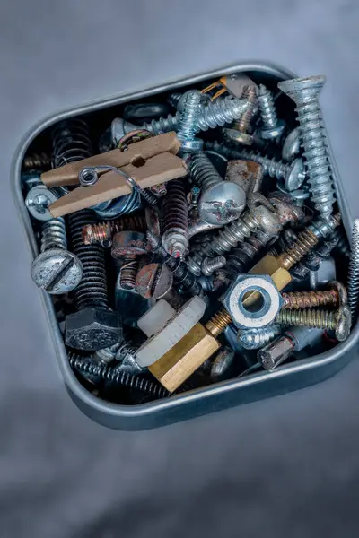 Ön planda eski paslı vidalar var..