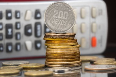 Para yığını ve hesap makinesi, ticari fina için kavramsal fikir