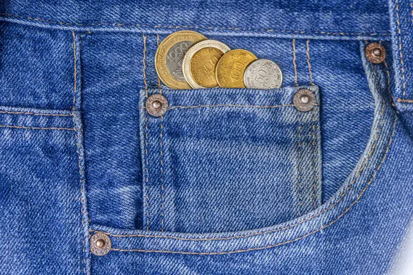Kolombiya pezosu içinde bir kot pantolon cebinde, kişisel tasarruf kavramı.