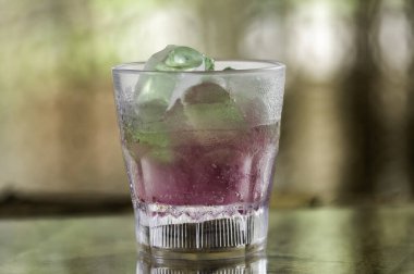 Arkaplanı bulanık ahududu mojito içeceği.