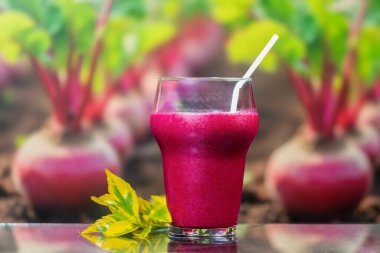 Bulanık mahsul arka planında pancar püresi