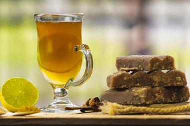 Panela ve limon Kolombiya kültüründen geleneksel Kolombiya içeceği.