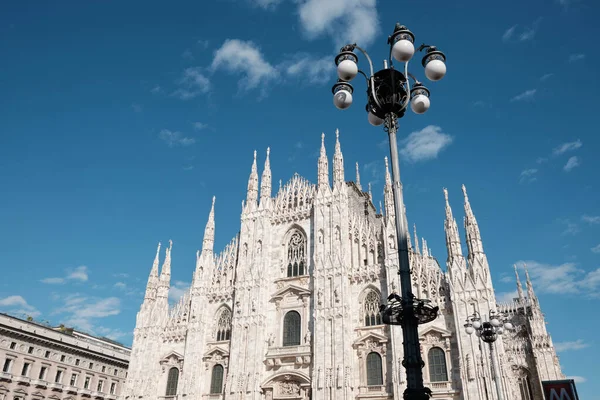 晴れた日にミラノのドゥオーモ ロンバルディ イタリア — ストック写真