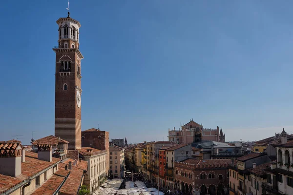 市場の広場からの眺めエルベ広場とイタリアのヴェローナの塔 — ストック写真