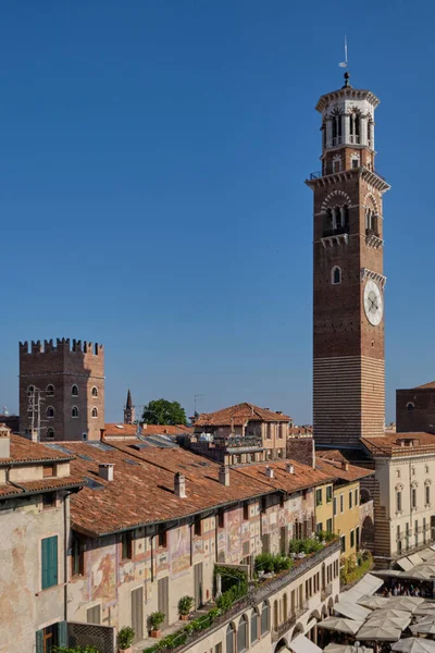 市場の広場からの眺めエルベ広場とイタリアのヴェローナの塔 — ストック写真