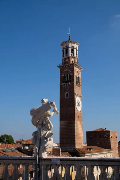 街の中心部にあるヴェローナの塔と像の眺め — ストック写真