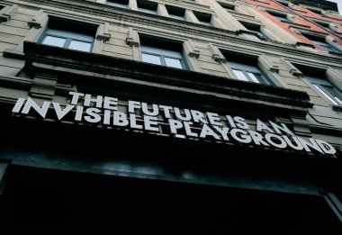 Robert Montgomery 'nin sanat kurulumu Gelecek Milan Lombardiya İtalya' da görünmez bir oyun alanıdır Kasım 2022