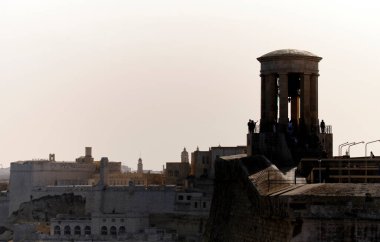 Valletta eski kasaba ve limanı üzerindeki panoramik günbatımı manzarası, Valletta, Malta