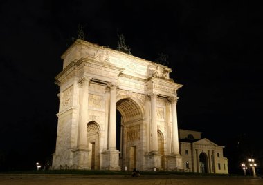 Huzur Kemeri - Şehrin eski kapısı - Şehrin tarihi girişi - Milano Sempione bölgesinin geceleri iki sembolü