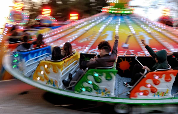 Luna Park Carrousel Con Gente Voladora Paseo Por Parque Atracciones —  Fotos de Stock