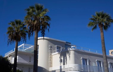Cagliari 'deki Poetto sahilindeki Tropikal Sanat Deko Binası - Sardunya - İtalya 2022 ARALIK