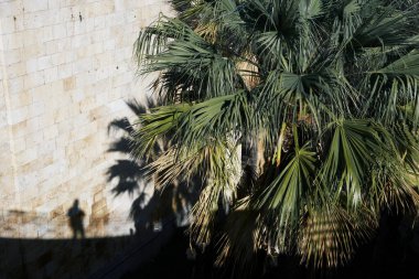 Eski Bastione San Remy kalesinin mimari detaylarındaki gölge, Cagliari, Sardinya, İtalya