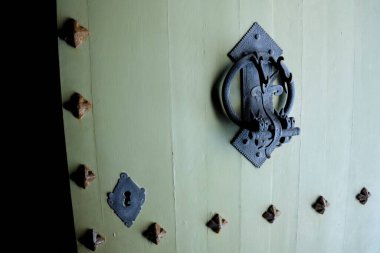 Klasik kapı tokmağı. yeşil kapı 