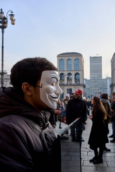 11 января 2023 - ITA Милан - Мальчик в маске, который поднимает осведомленность и протесты против экспериментов на животных через представление на площади Миланского собора